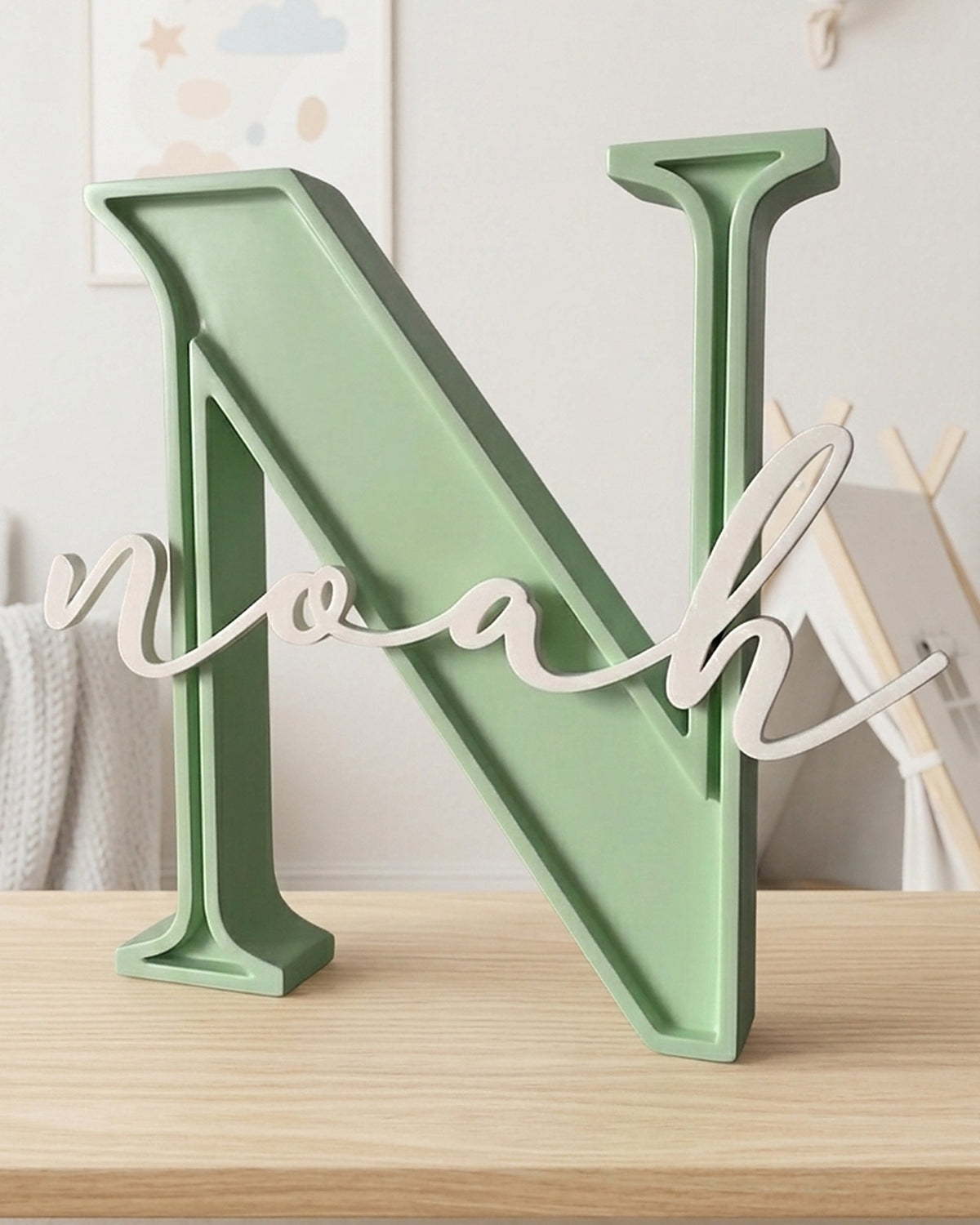 Inicial N verde salvia con el nombre Noah, regalo personalizado para bebé